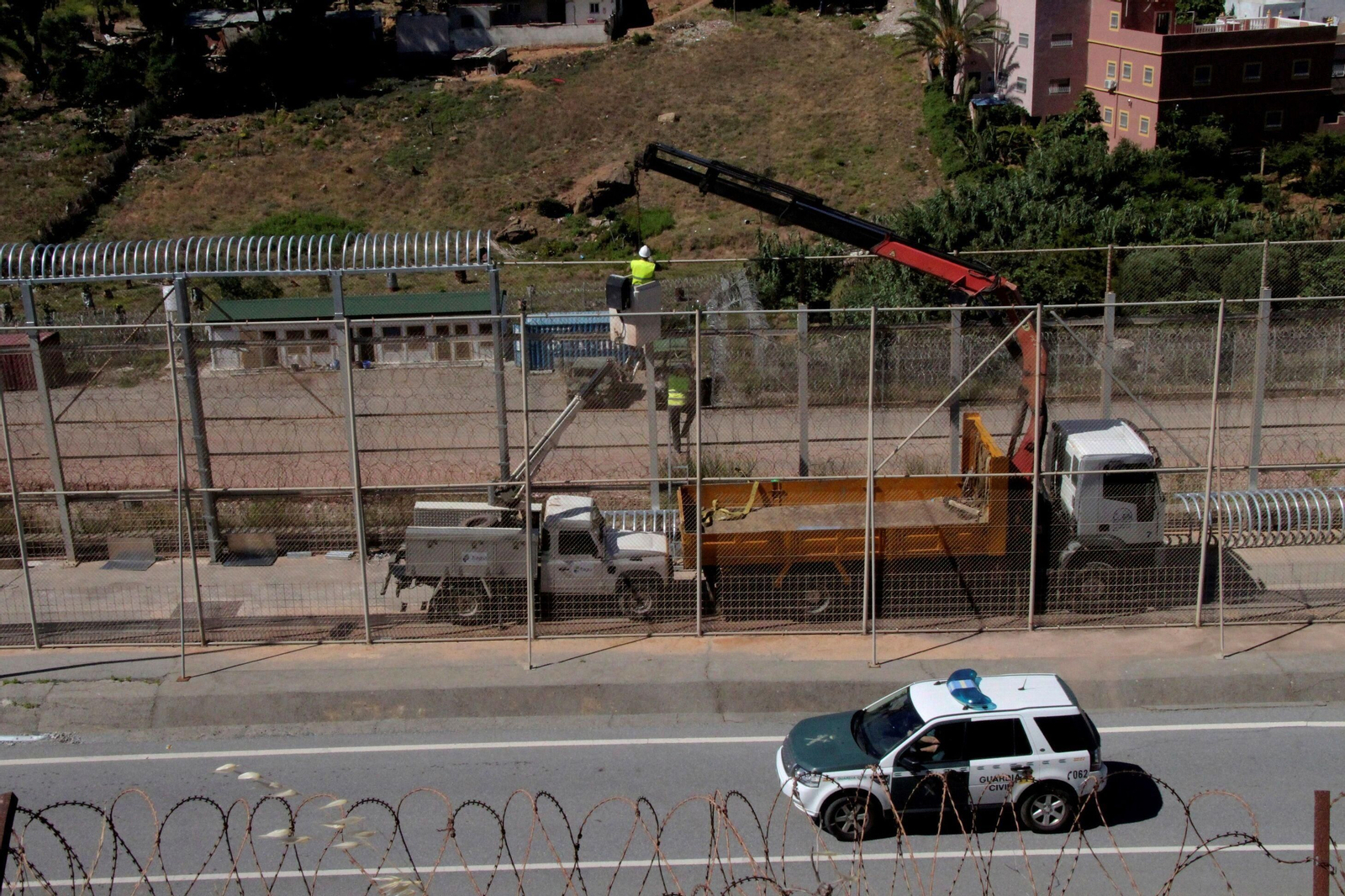 Patrullas de la Guardia Civil, junto a la valla de Ceuta.
