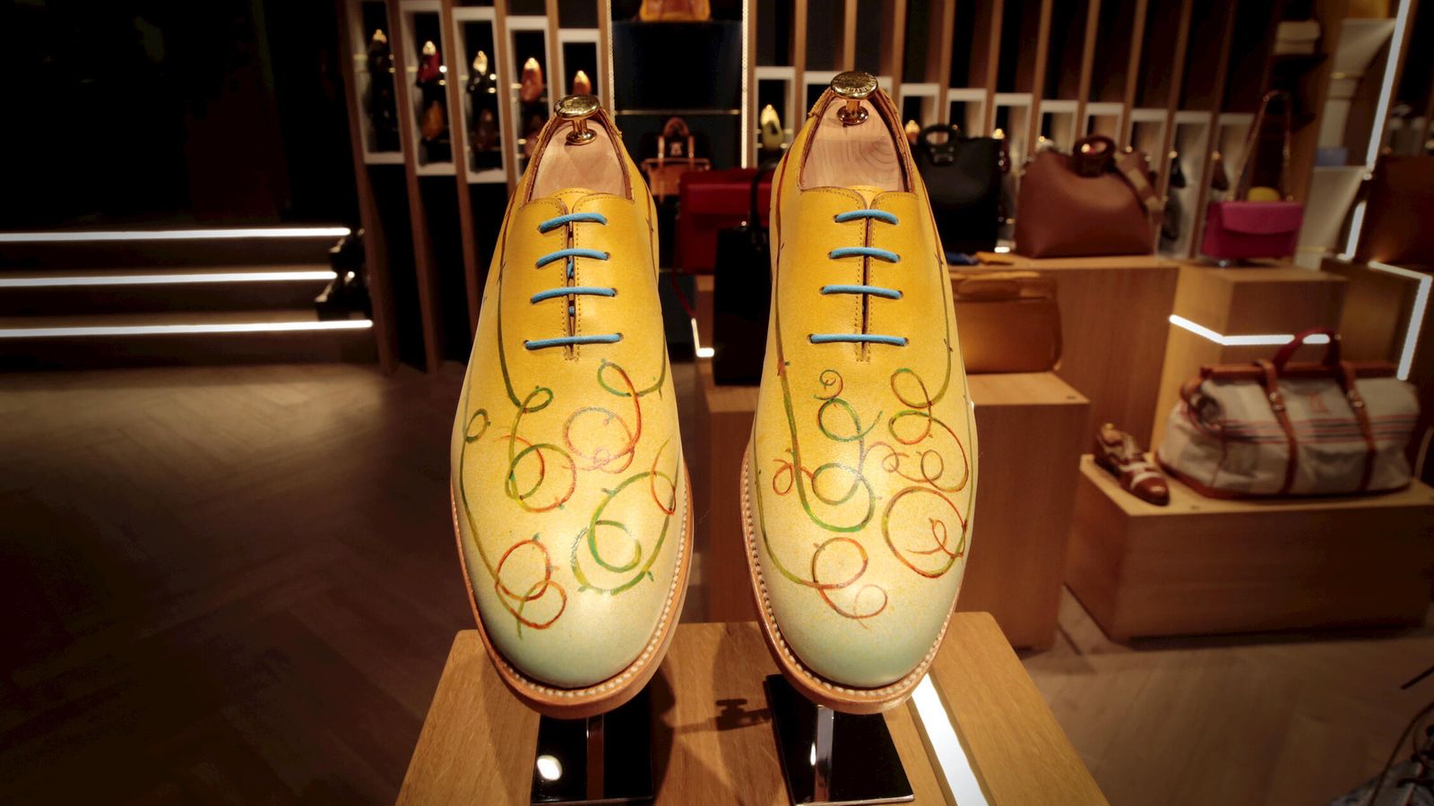 Zapatos elaborados por Abraham Zambrana y pintados por Juan Ángel González de la Calle.