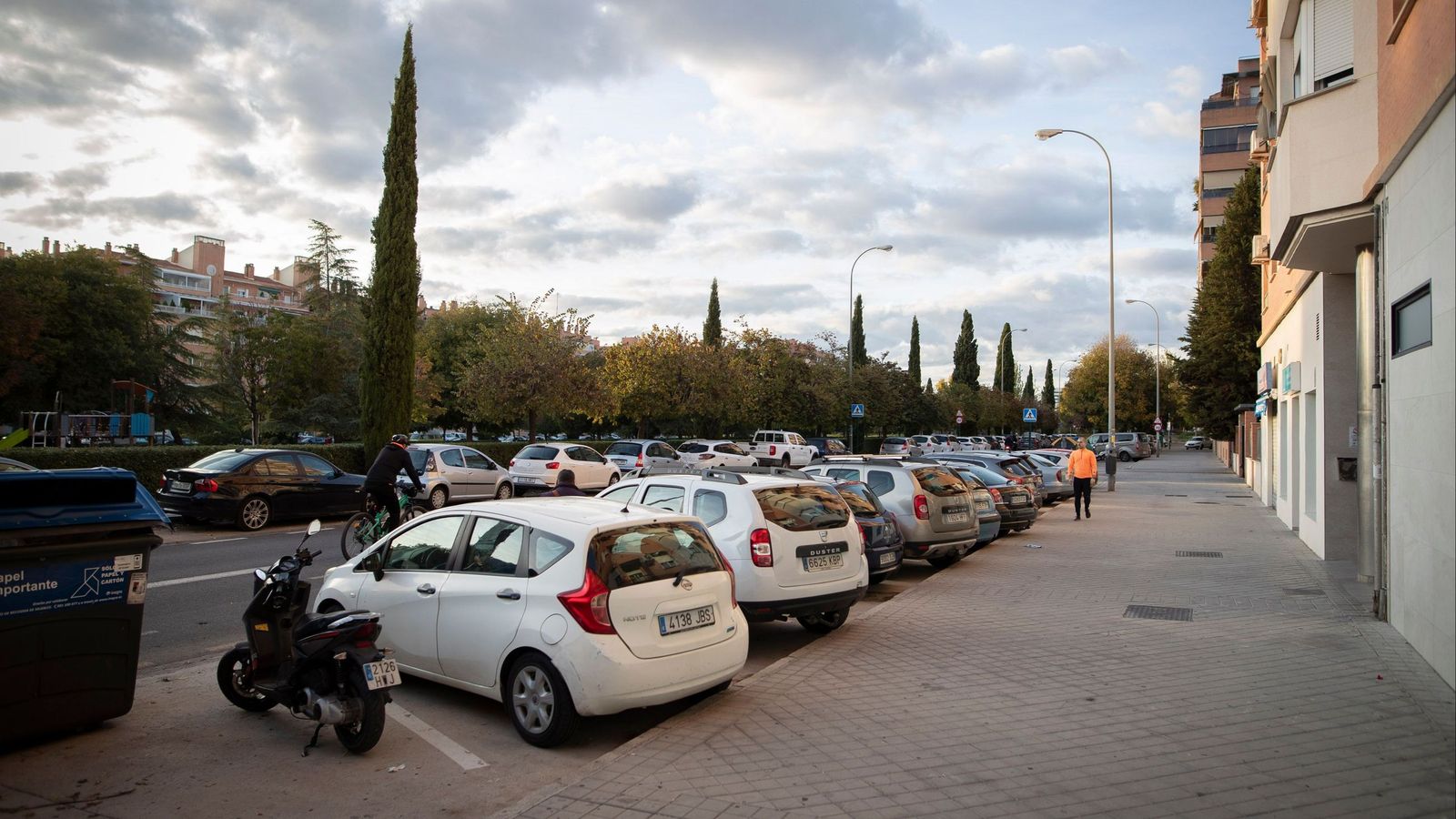 Filas de coches aparcados en Granada