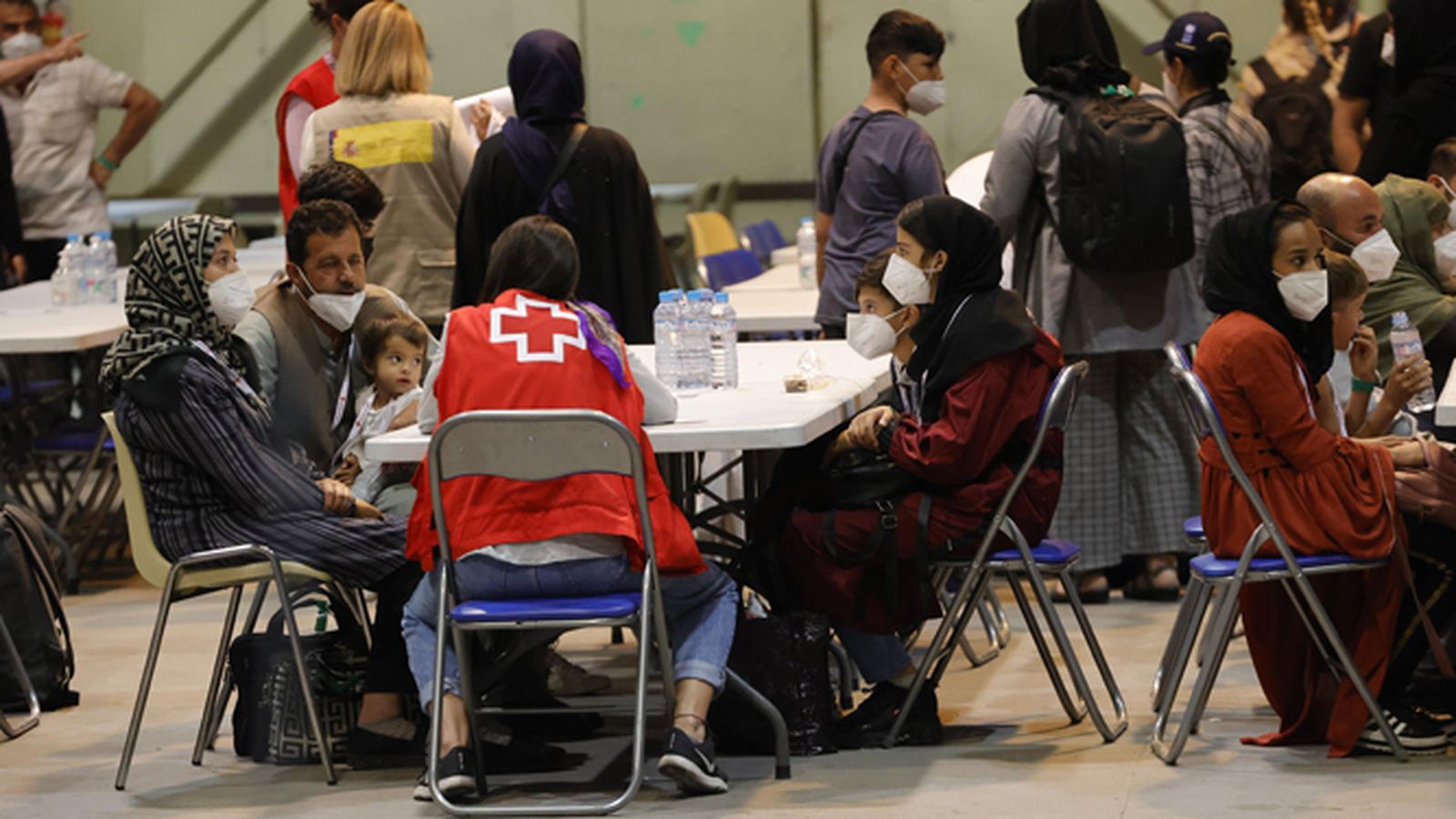 Evacuados afganos, en el centro de acogida de Torrejón de Ardoz.
