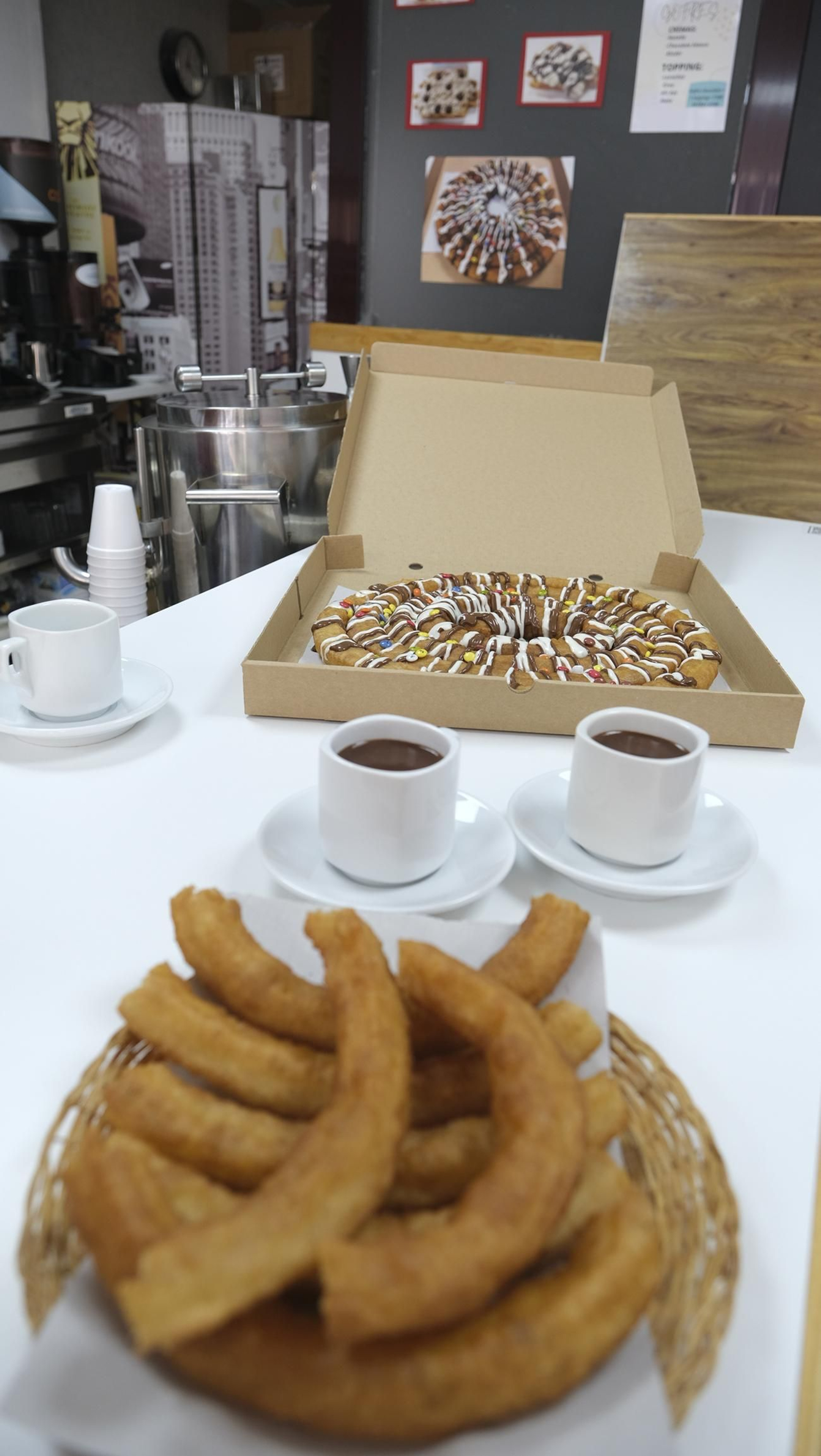 Fotogalería churro-pizza. Churrería Plaza Mayor. Huércal Overa.