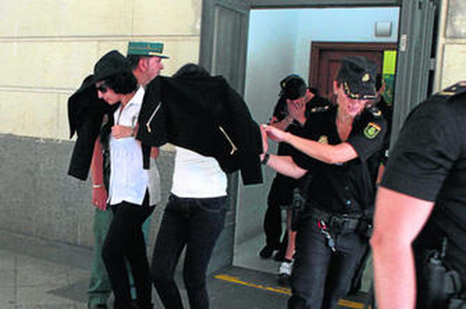 Las dos cuñadas que siguen en prisión provisional, cuando comparecieron en el juzgado.