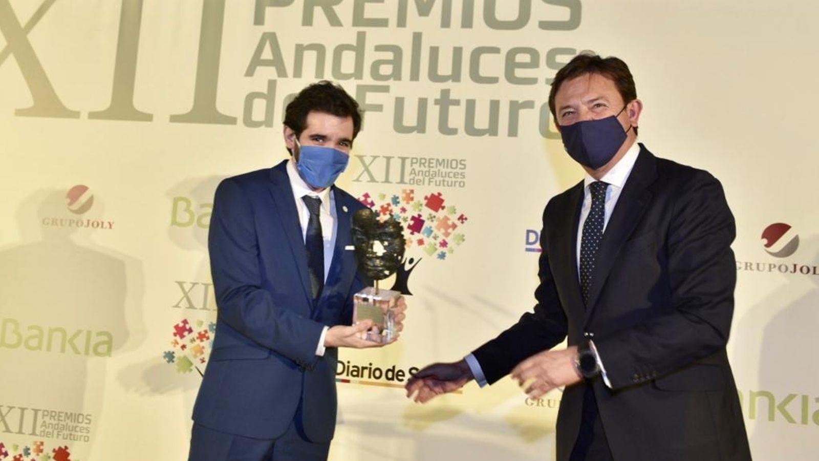 Pablo Vidarte recibe el premio de Empresa por parte del director territorial de Bankia en Andalucía, Joaquín Holgado.