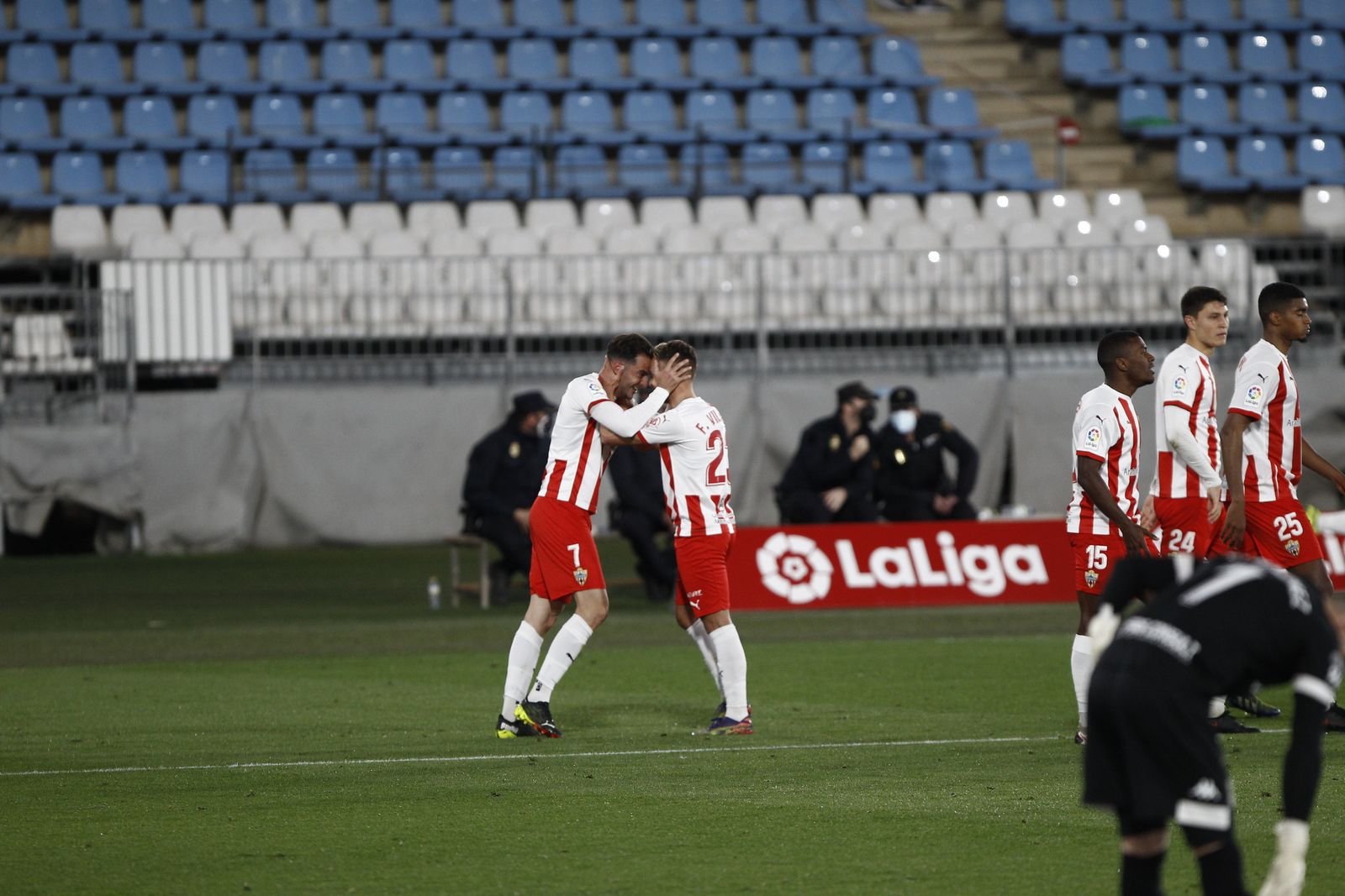 Balliu, quién si no, felicitando y motivando a Villar ante el Fuenlabrada. Ese 3-0 hoy sería oro.