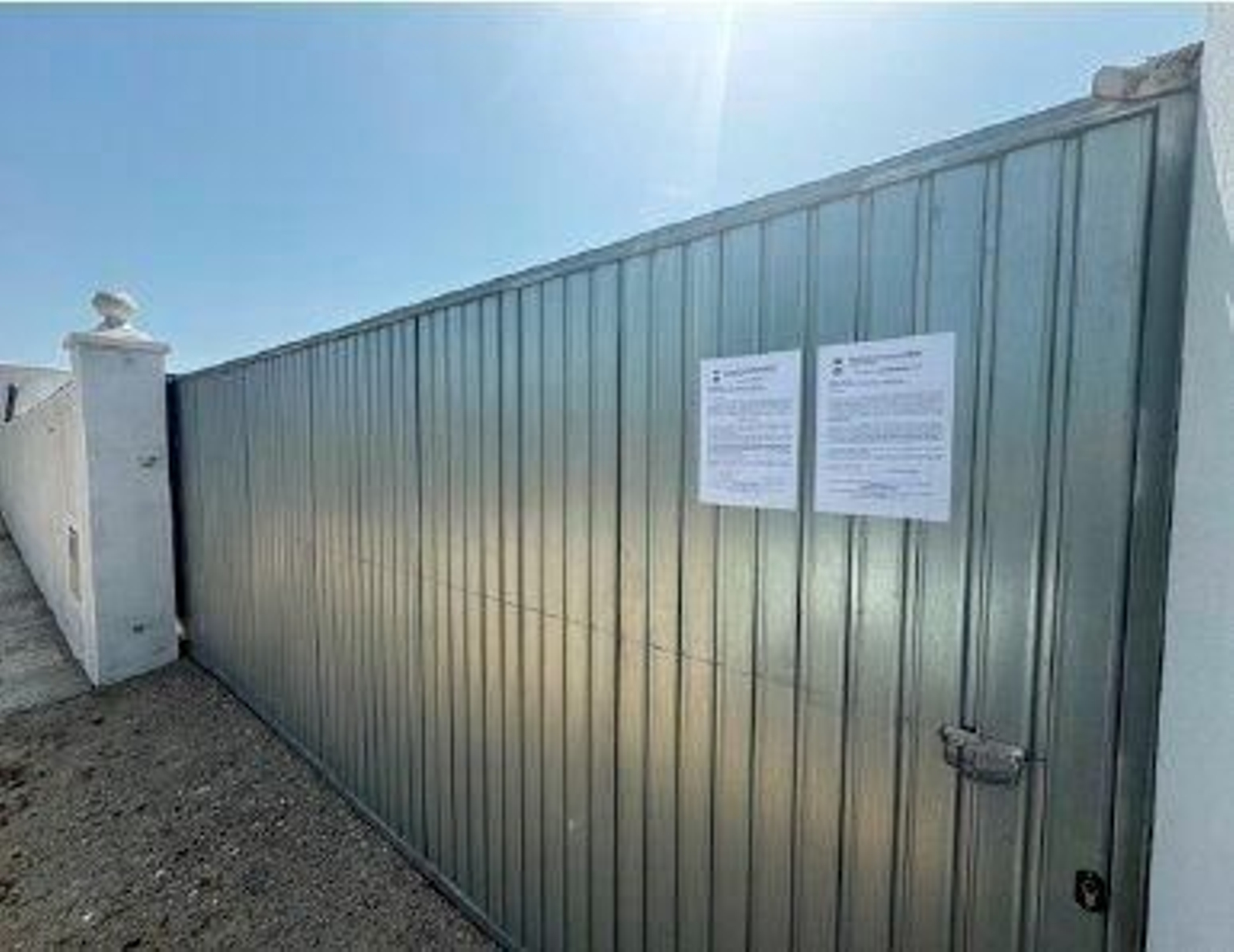 Puerta de una finca que fue precintada en julio pasado.