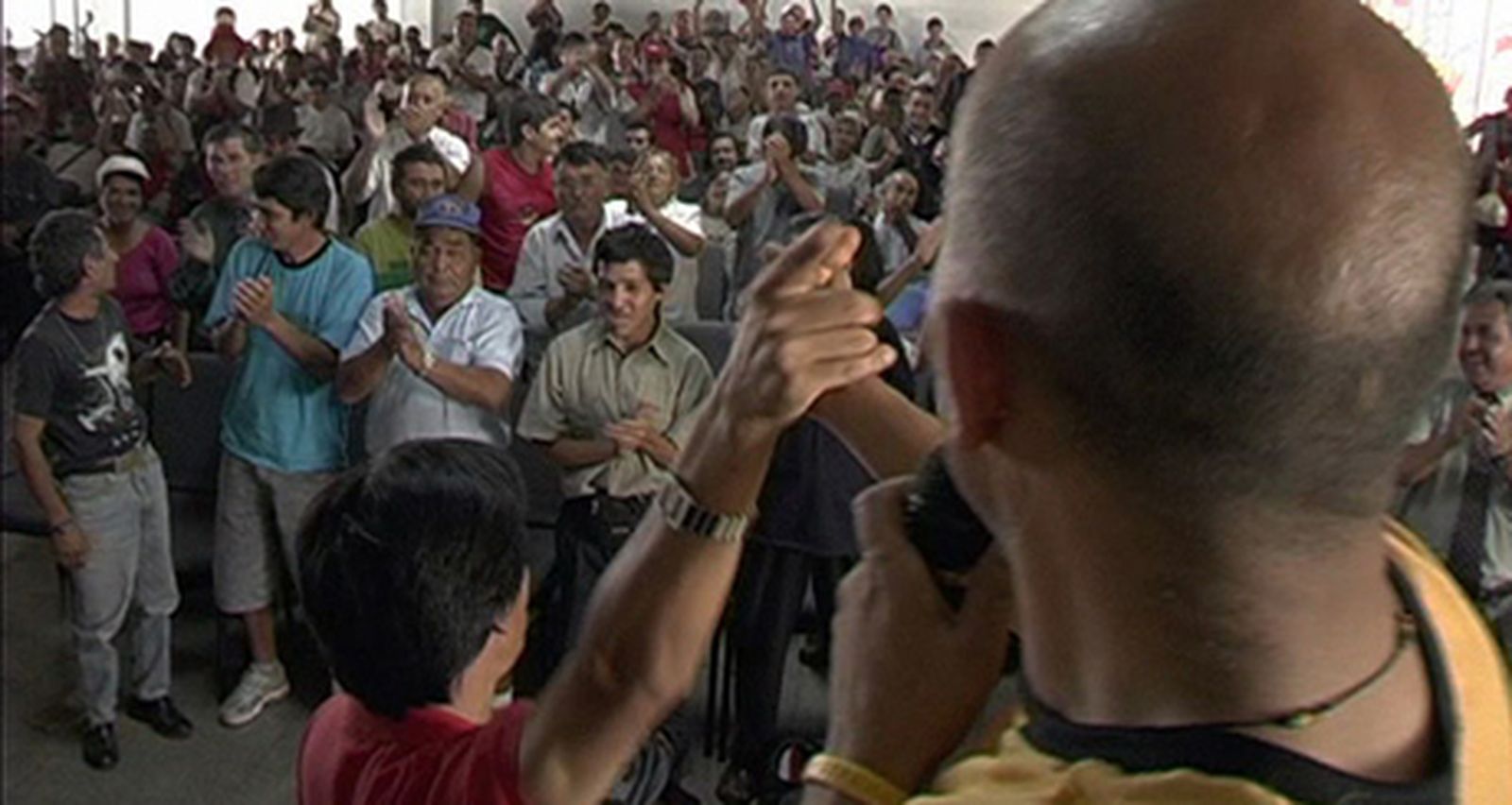 El poder de la palabra

Tiempos modernos: la municipalidad de Santiago de Chile decide cambiar la flota de autobuses urbanos, lo que le llevará a prohibir en los nuevos cualquier tipo de venta ambulante, considerada algo del pasado. Pero los vendedores contra-atacan con nuevos métodos de trabajo: contratan incluso un experto en dicción y en ventas para que los asesore... nuevos tiempos, viejas luchas, nuevos métodos.