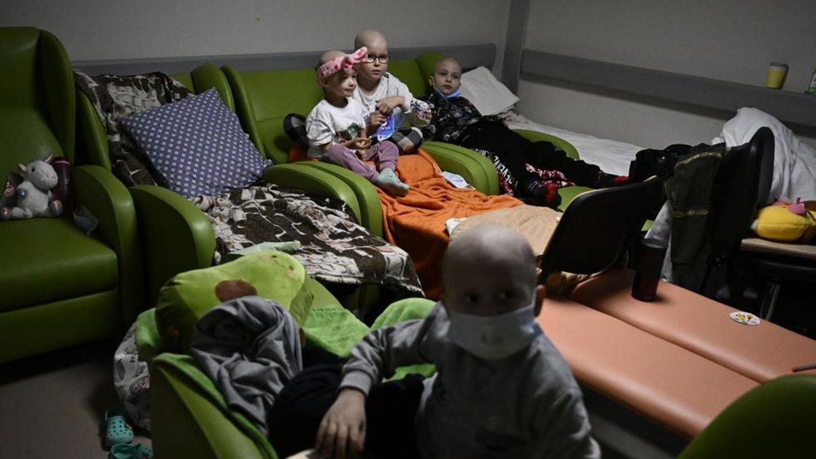 Niños enfermos de cáncer en un sótano de un Hospital ucraniano