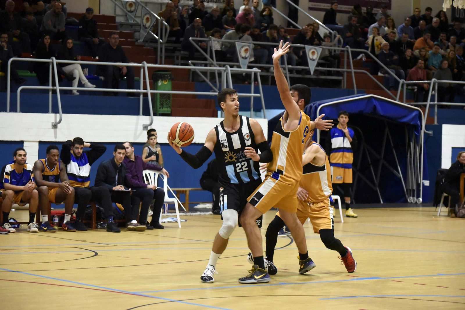 Matoso, con el balón, en un partido de ULB