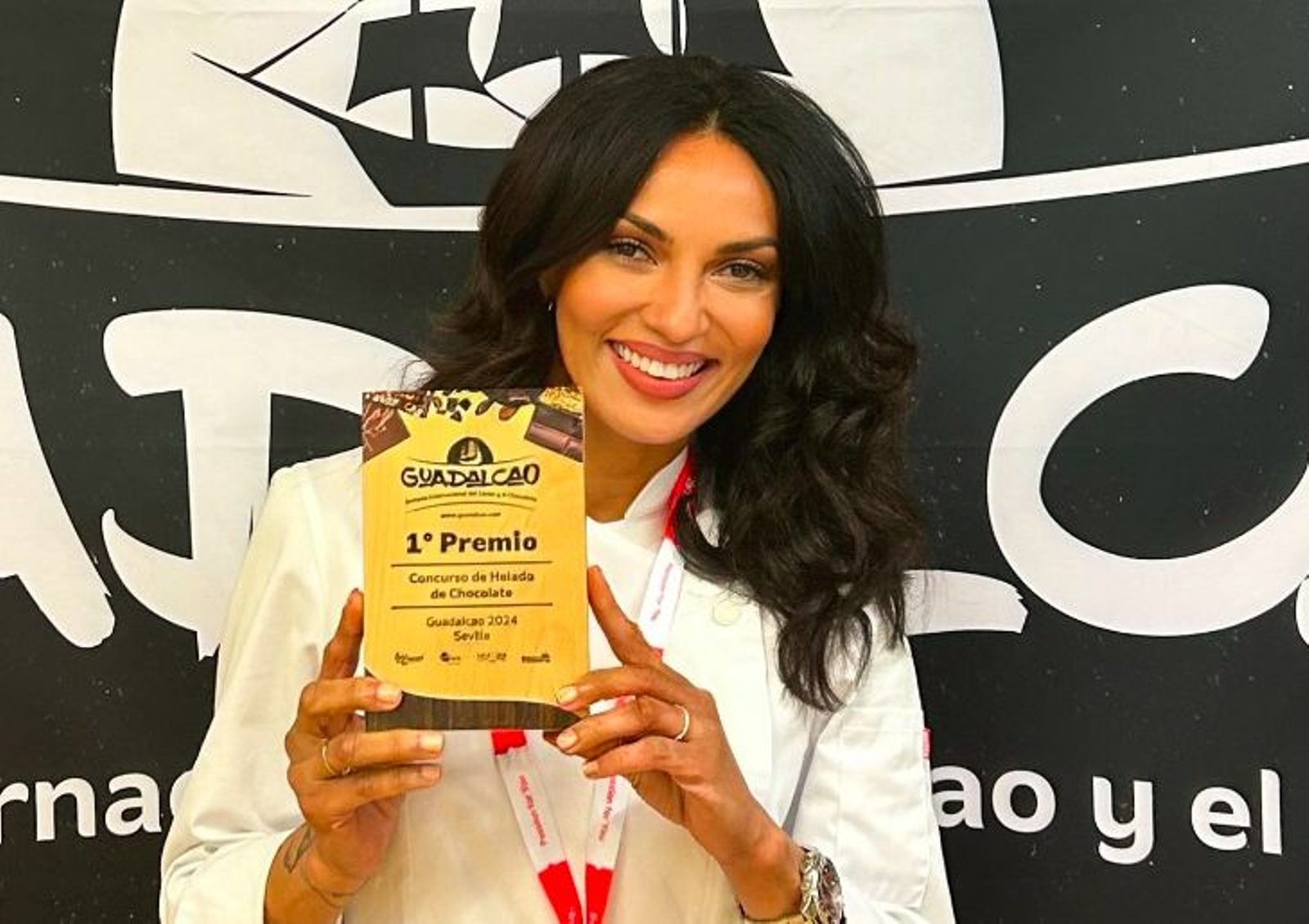 Carolina Ferreira con su trofeo del concurso de Guadalcao Carolina Ferreira con su trofeo del concurso de Guadalcao