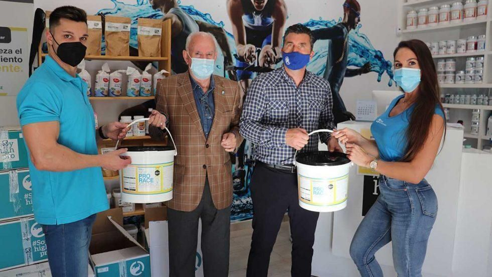 Tomás Villena y Edu Villegas recogieron los productos entregados por High Pro Nutrition.