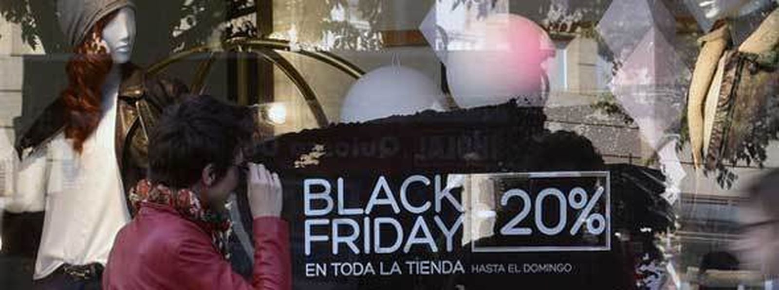 Escaparates anunciando los descuentos de el viernes negro. / M.G.