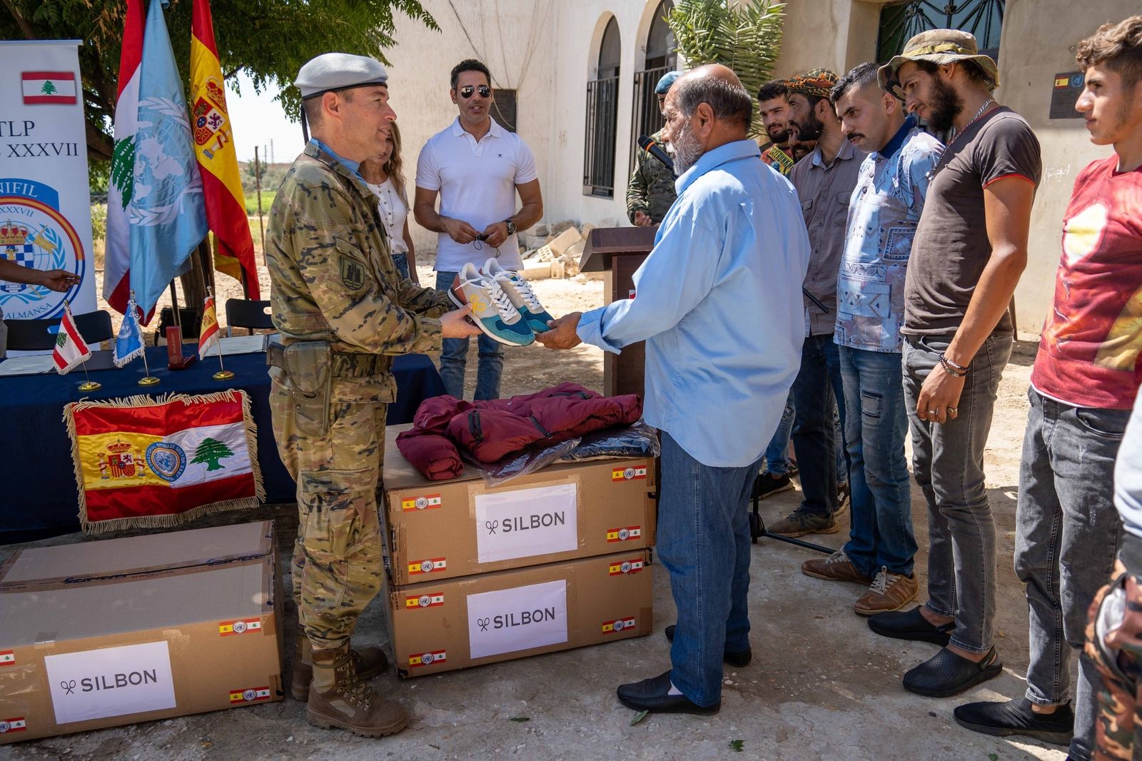 La Brigada de Córdoba entrega en Líbano una donación de ropa de la marca Silbon.