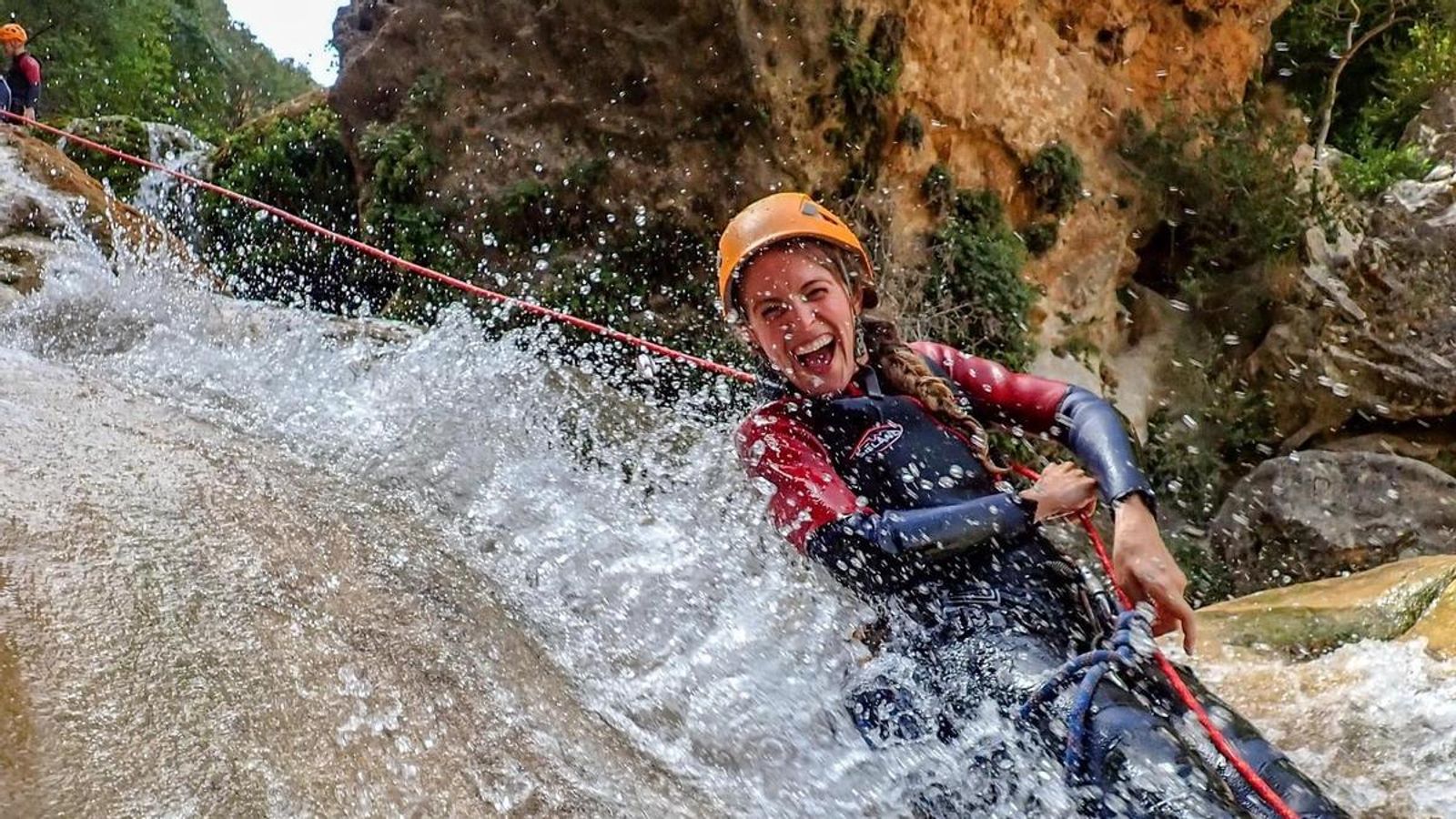 Mujer realizando descenso de barrancos.