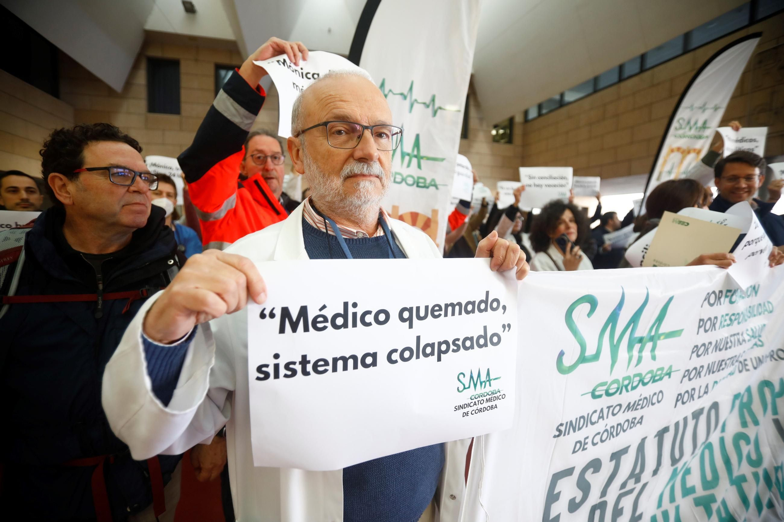 La concentración por la huelga de médicos en Córdoba contra el Estatuto Marco, en imágenes