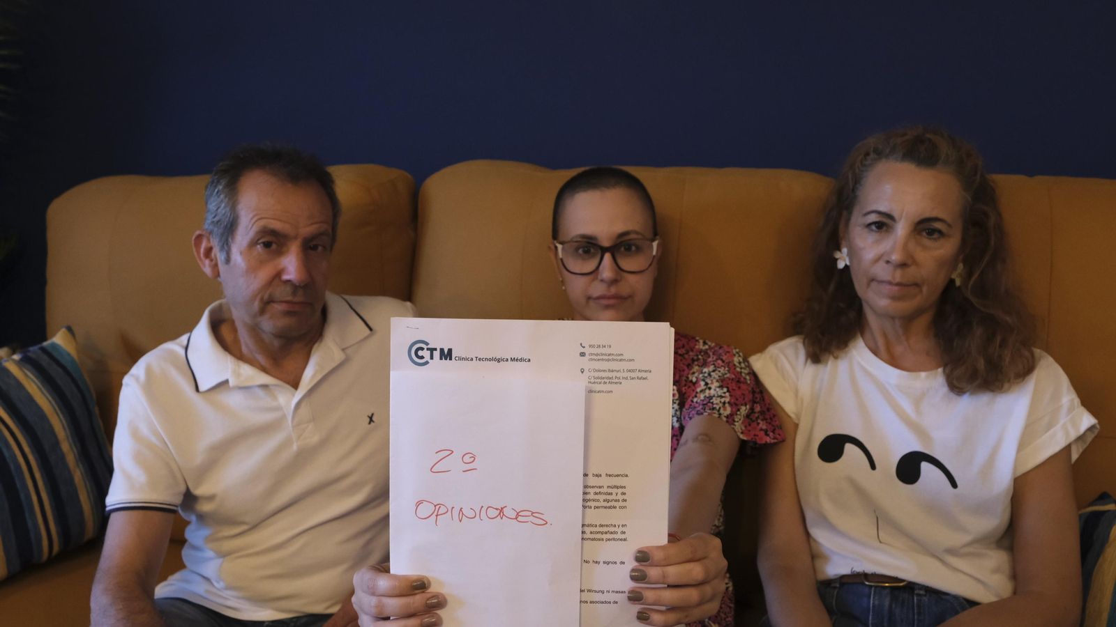 Mariset Morales Muñoz mantiene entre sus manos los informes de las pruebas que se ha tenido que realizar de forma privada.