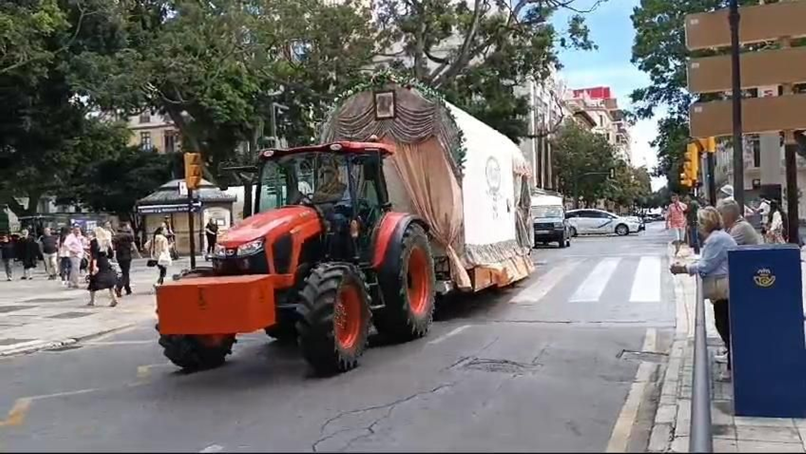 Peregrinos pasan por las calles del centro de Málaga camino a la Romería de Almonte. Peregrinos pasan por las calles del centro de Málaga camino a la Romería de Almonte.