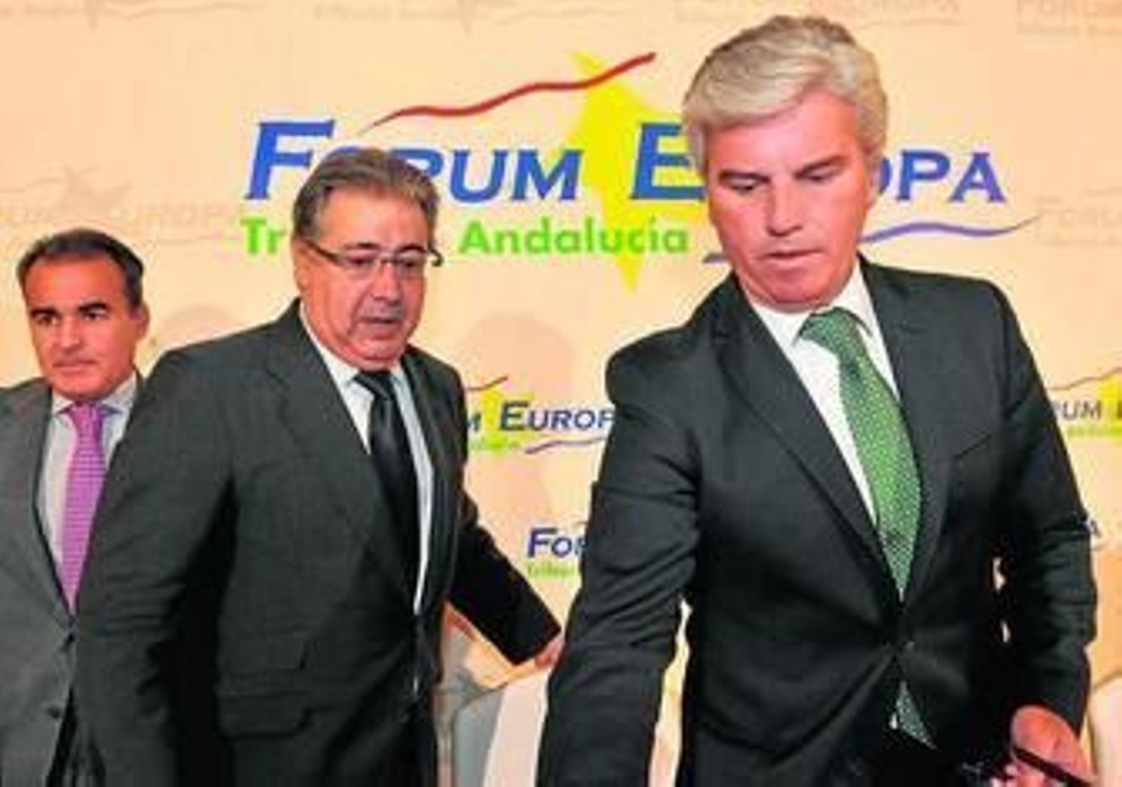 Miguel Guillén toma asiento junto a Juan Ignacio Zoido.