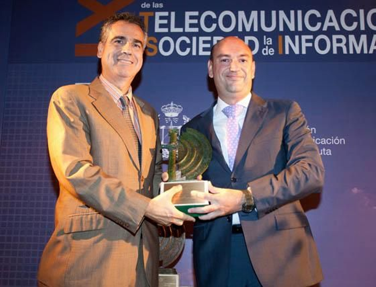 Carlos Bordóns, director gerente de AICIA, entrega el premio a Antonio Tejada, CEO de Nostracom Telecomunicaciones, a la Innovación Empresarial.