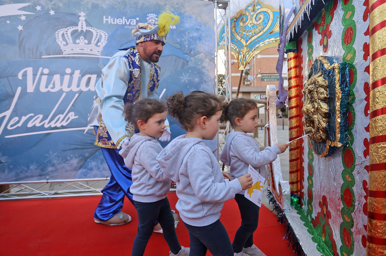 Imágenes del paje Real de SSMM los Reyes Magos recogiendo las cartas de los niños y niñas de Huelva en la plaza Houston