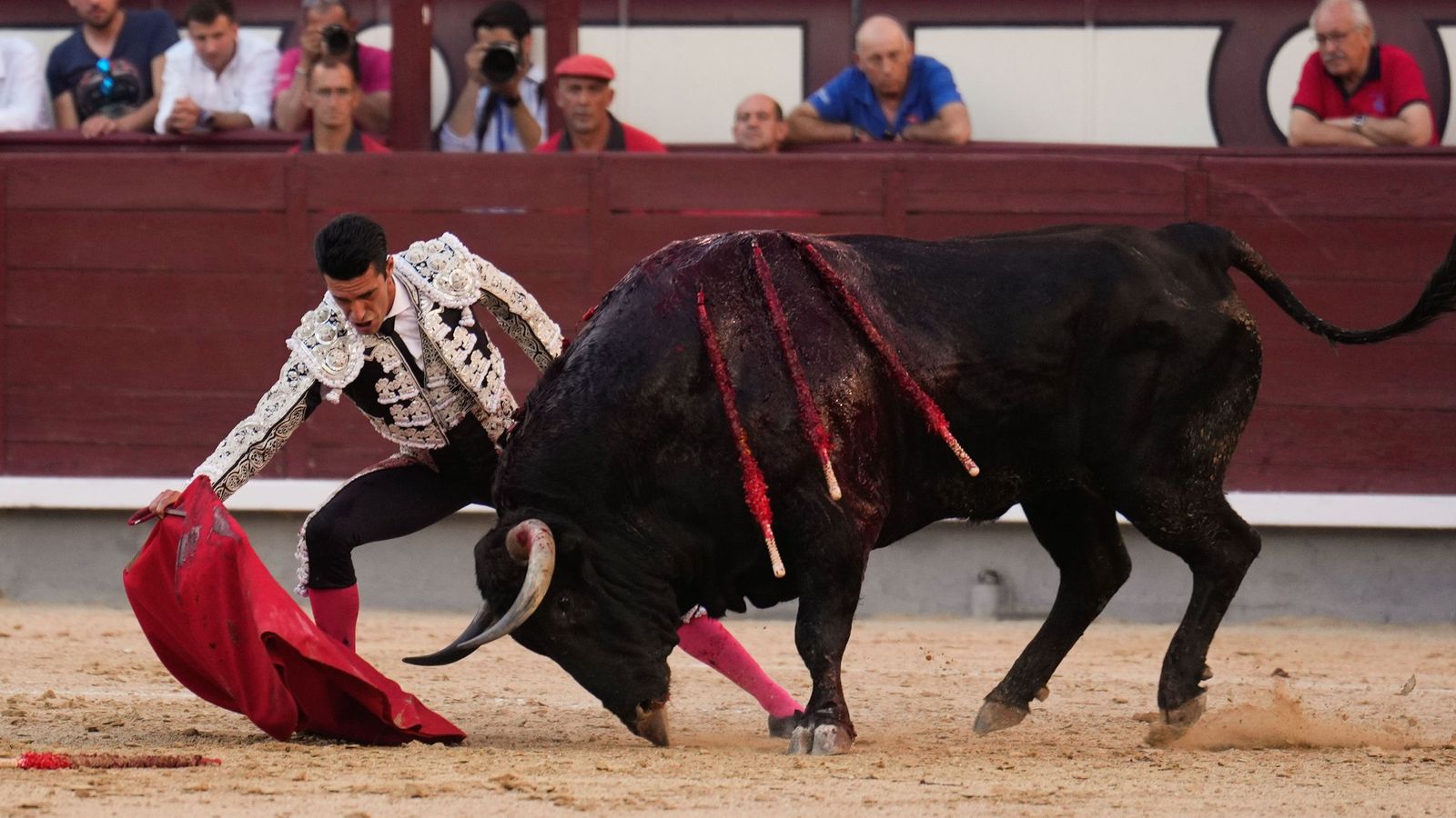 Vibrante y variado fue el inicio de faena de Alejandro Talavante con el cinqueño ‘Tejonero’.