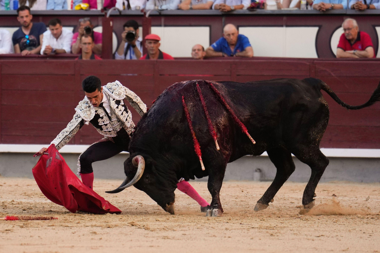 Vibrante y variado fue el inicio de faena de Alejandro Talavante con el cinqueño ‘Tejonero’.