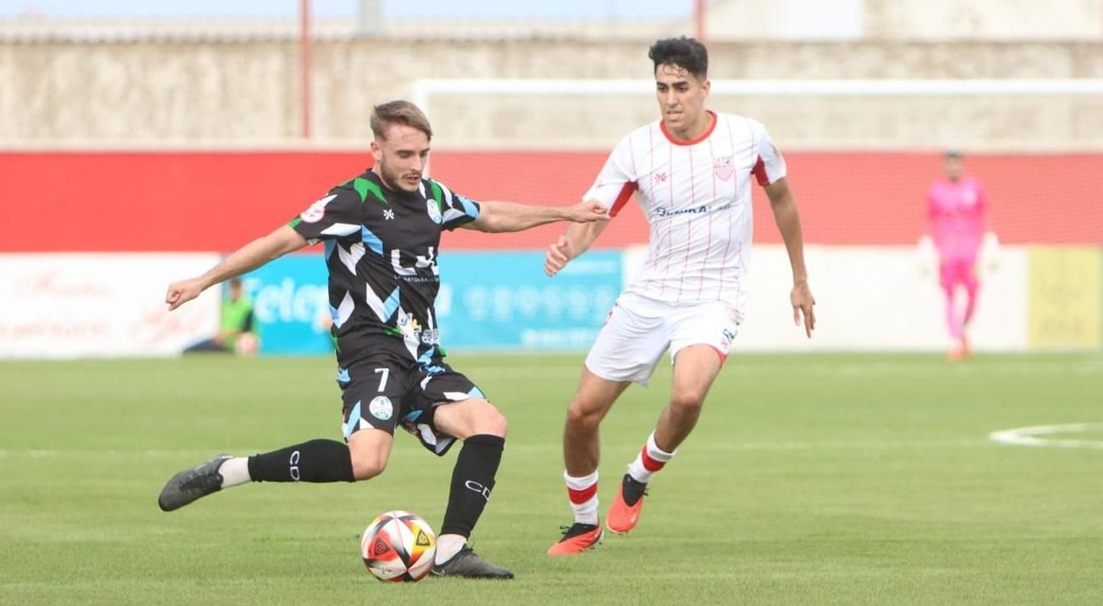 Manu Molina es presionado por un jugador de La Palma. Manu Molina es presionado por un jugador de La Palma.
