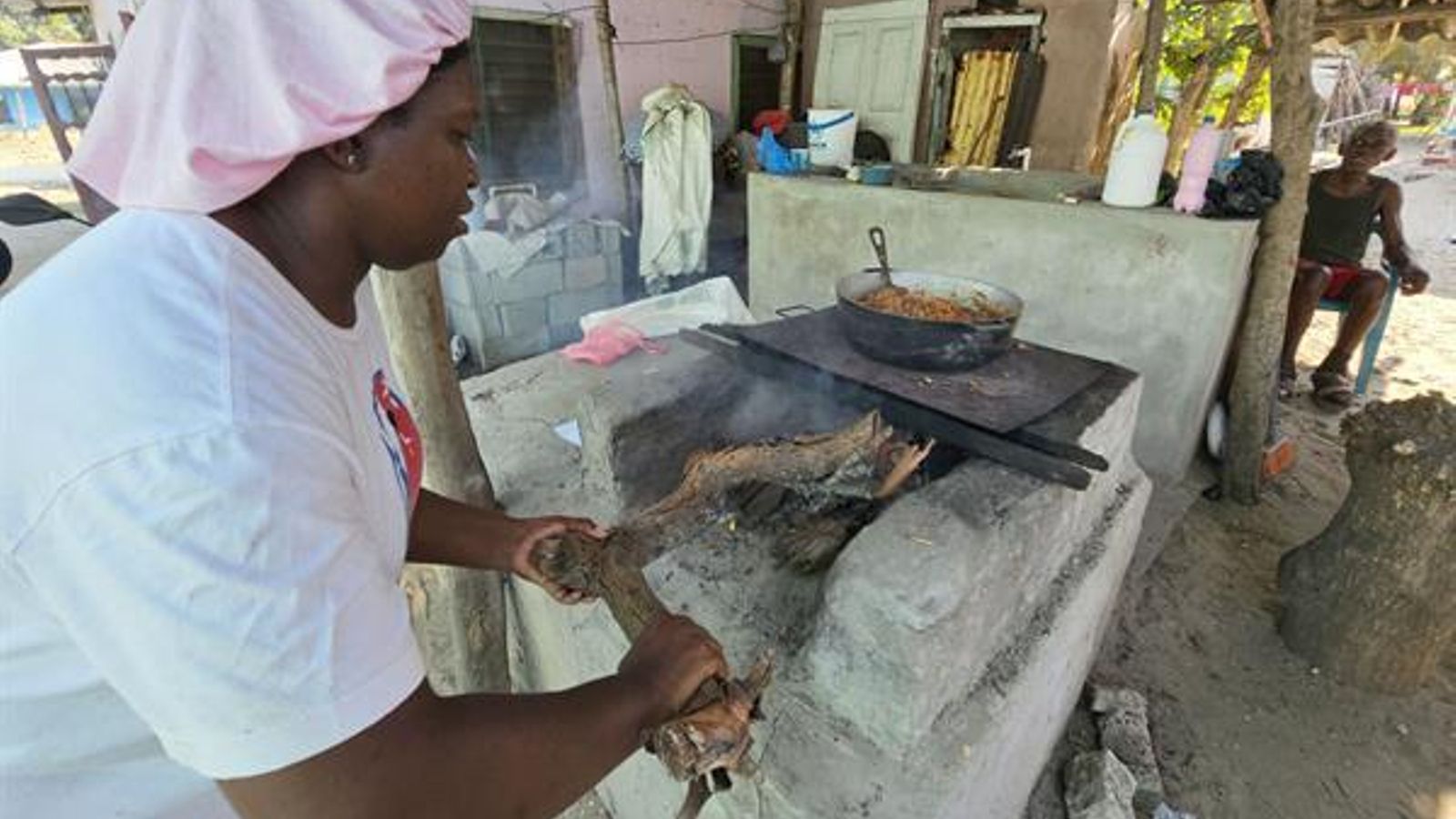 Yanari, miembro de la comunidad garifuna de la aldea Triunfo de La Cruz, prepara la típica tableta de coco, en la ciudad de Tela. Yanari, miembro de la comunidad garifuna de la aldea Triunfo de La Cruz, prepara la típica tableta de coco, en la ciudad de Tela.