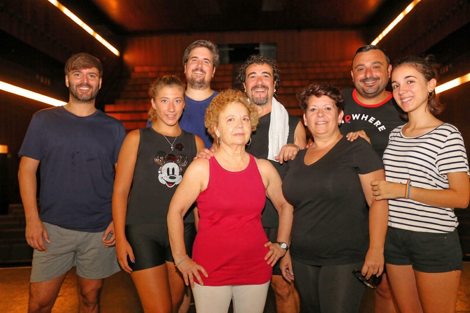 De Izda. a Dcha.: Alejandro, Mariví, Tomás, Manoli, Juanjo, Rosa, Rober y Noelia durante el ensayo en el escenario del teatro Pedro Muñoz Seca.