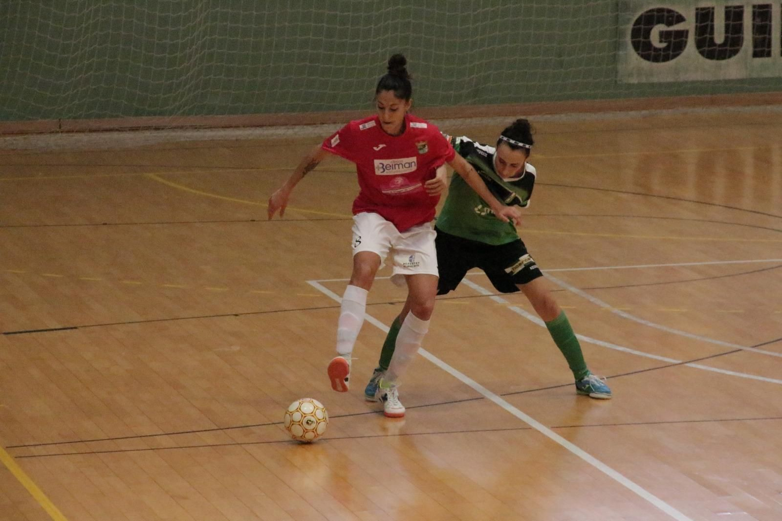 Luci intenta controlar el balón a pesar de la presión de una rival.
