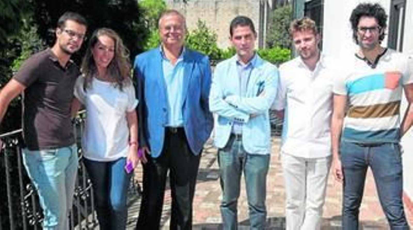 El teniente de alcalde de Cultura, Juan Miguel Moreno Calderón, junto al director de la obra, Raúl Alonso, y algunos de los participantes en la misma.