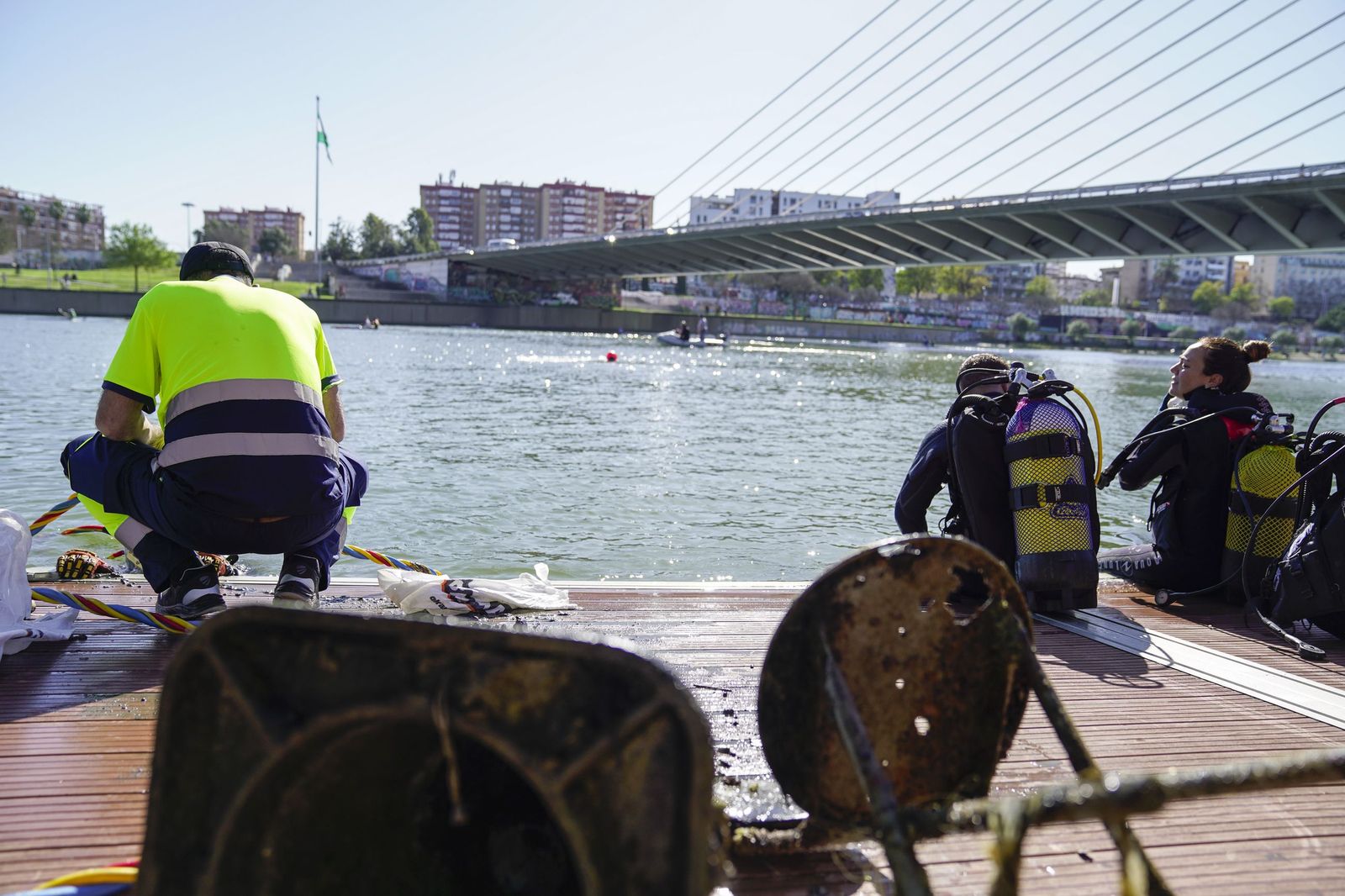 La limpieza solidaria del Guadalquivir en el Centro Náutico del Alamillo, todas las fotos