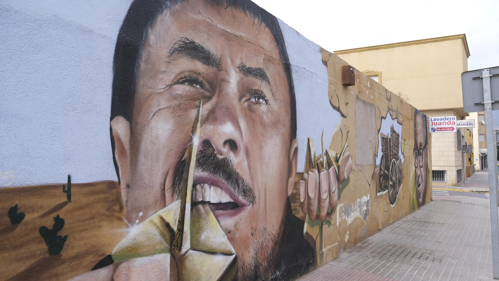 Detalle del grafiti de 'Truco rumano' y Manolo Escobar en El Ejido.