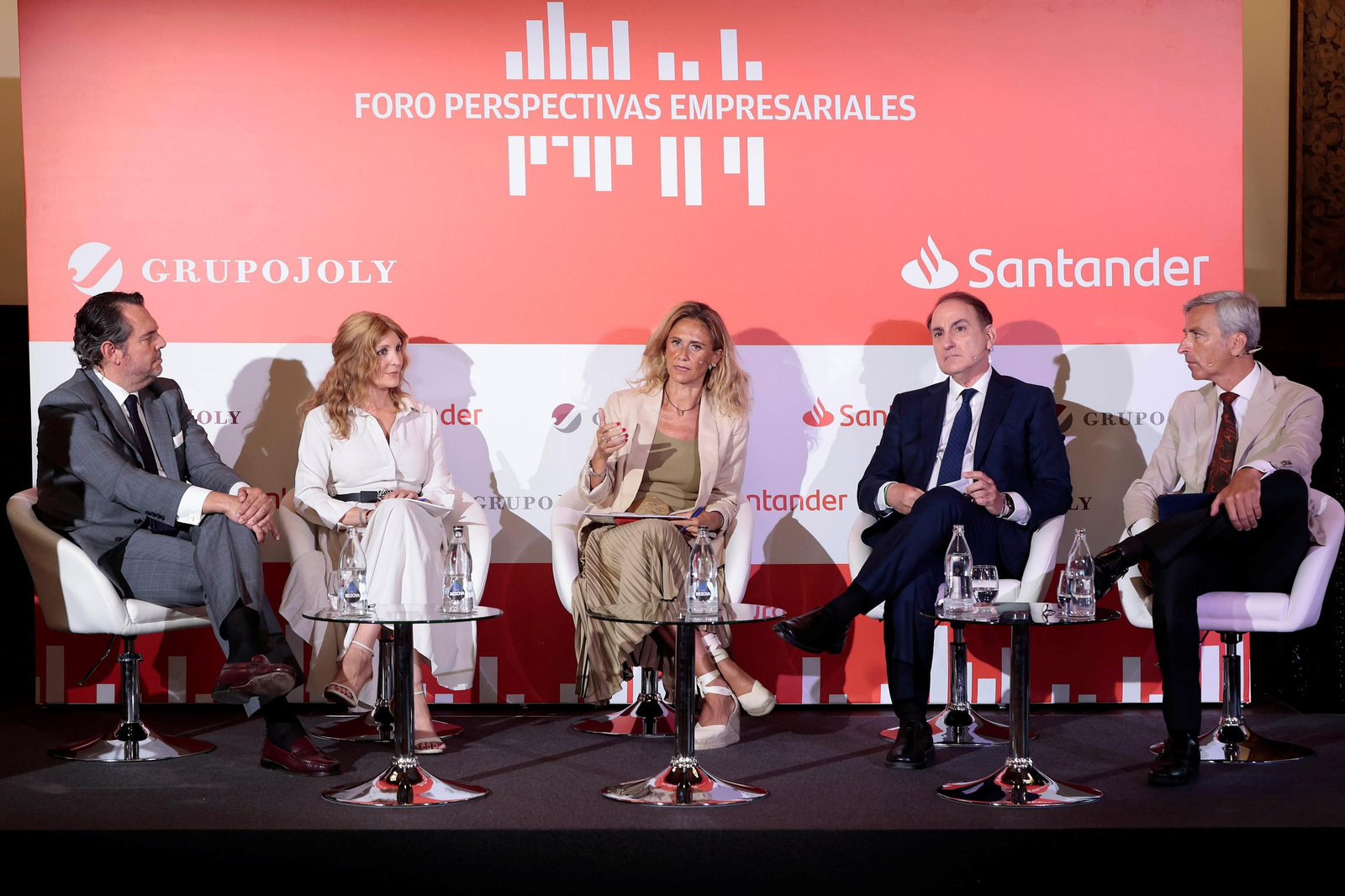 Antonio Somé, CEO de Persán; Ana María Vielba, viceconsejera de Industria, Energía y Minas; Isabel Puig, presidenta de la Comisión de Pymes de la Cámara de Comercio de España y directora de Coordinación Institucional de Santander España; Javier González de Lara, presidente de la CEA, y Germán del Real, director general de Ayesa.