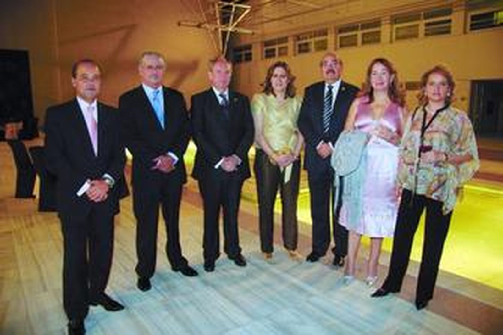 José I. Sánchez-Piñero,  José E. Sánchez , Francisco Bernal,  Marisol Capdevila, Marcelo Lozano,          María del Mar Gázquez, y María Lourdes García, decanos de colegios andaluces. Abajo, la Junta de Gobierno.