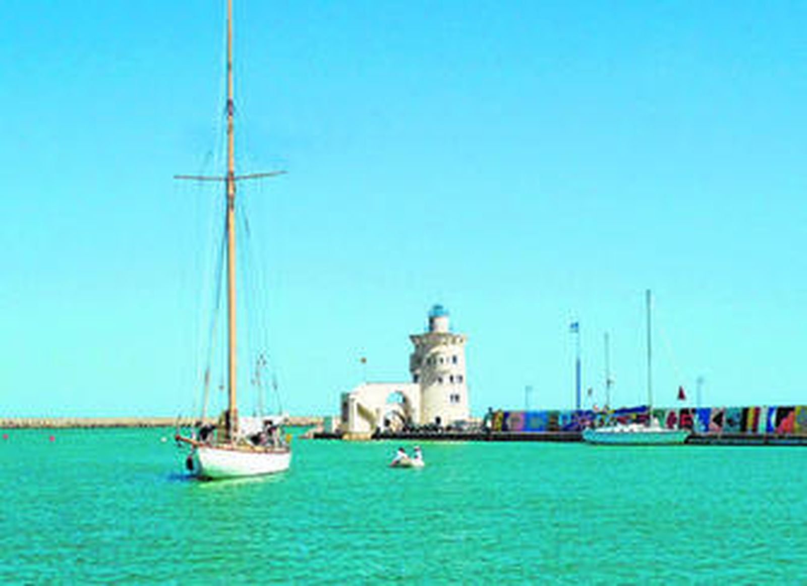 El velero clásico 'Tuiga', cuyo armador es el príncipe Alberto de Mónaco,  entrando en Puerto Sherry.