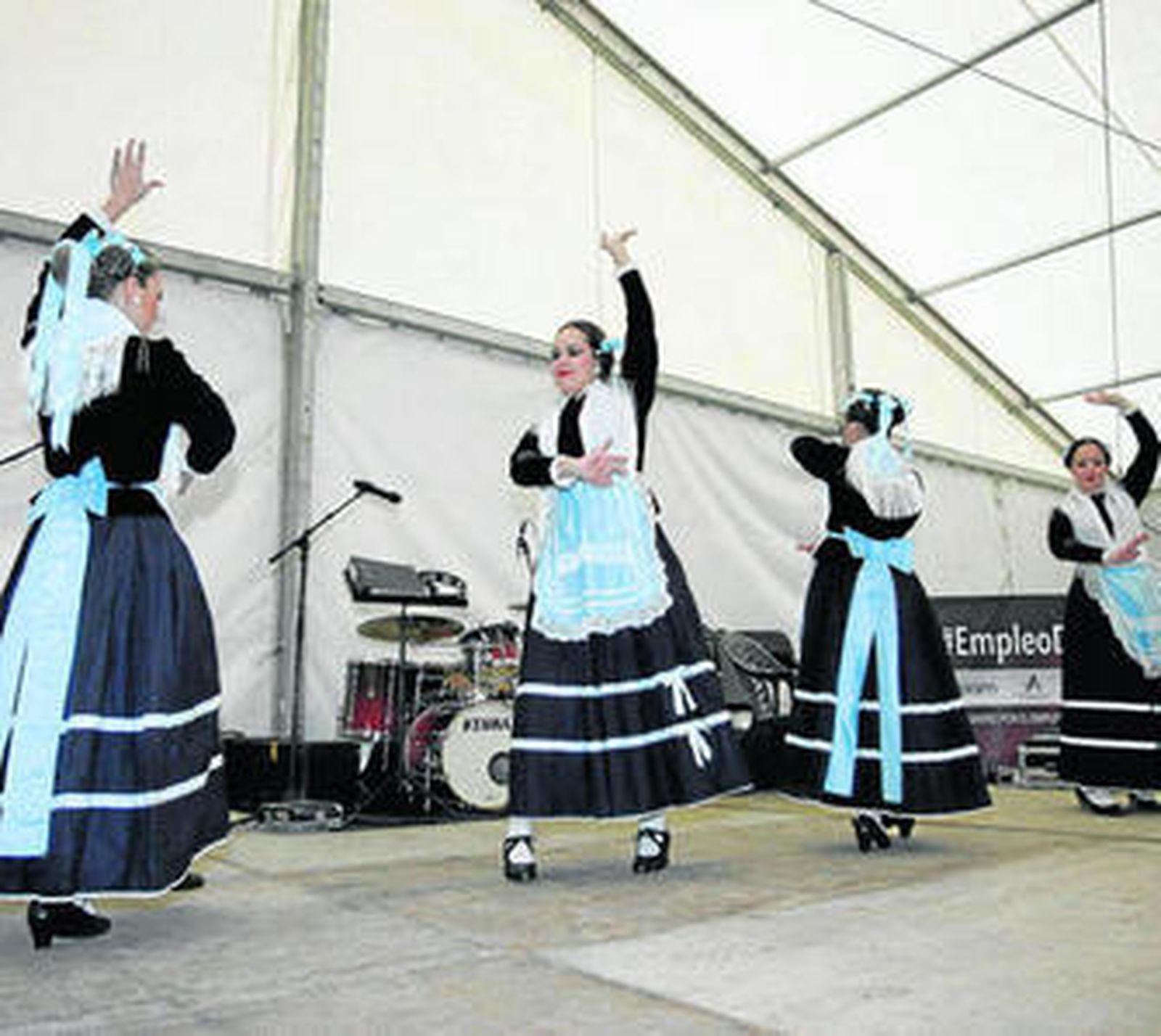 Las integrantes del grupo Amuvi, vestidas de refajonas, mostraron sus tablas con el Fandanguillo de Almería.