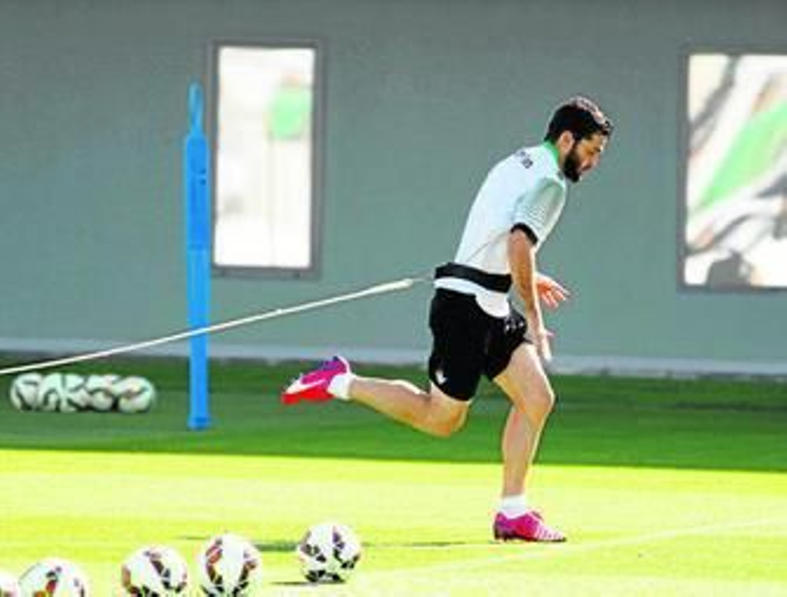 Jorge Molina realiza un ejercicio de fuerza durante el entrenamiento.