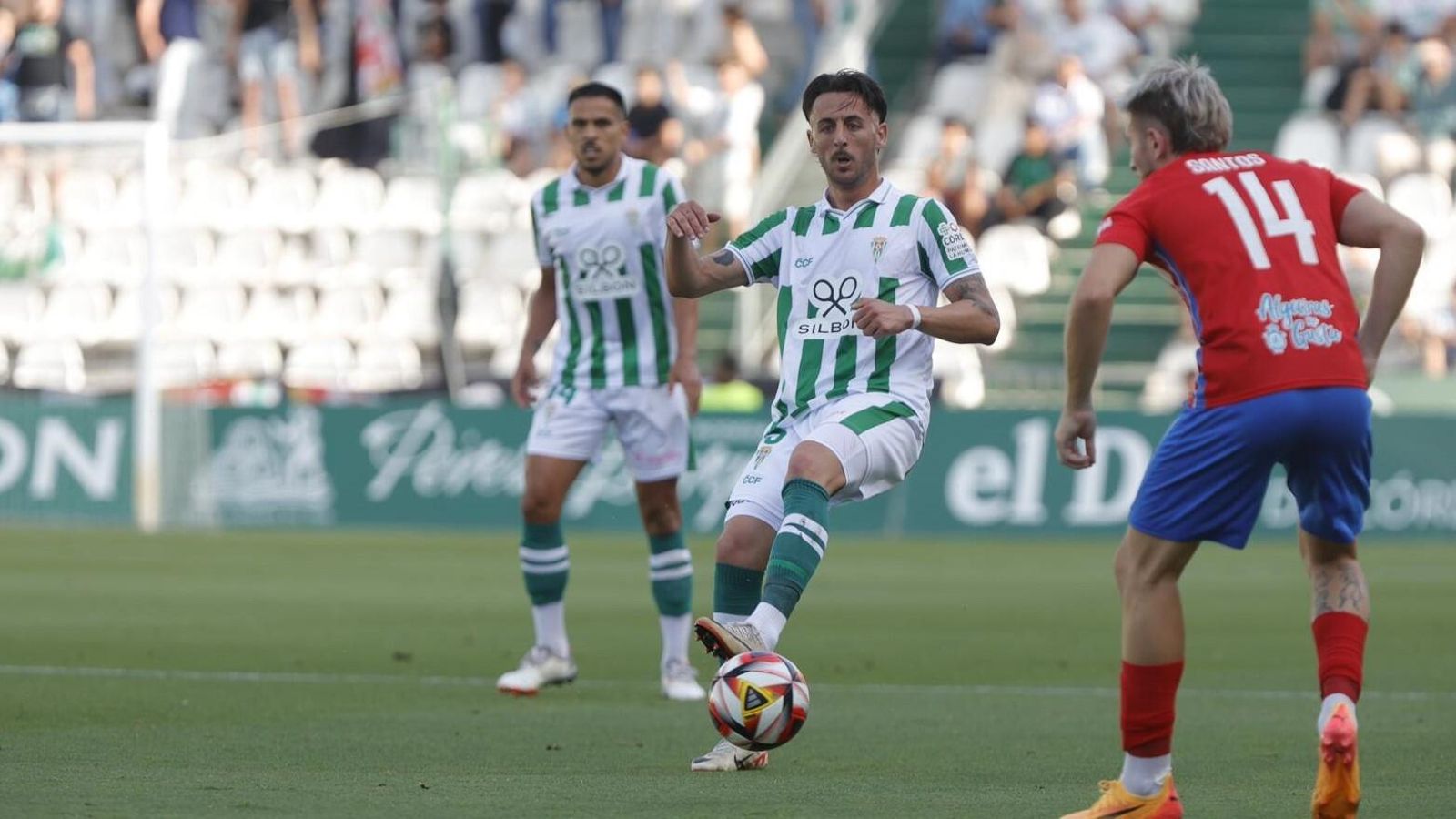 Adri Castellano pasa el balón en un momento del Córdoba CF - Algeciras.