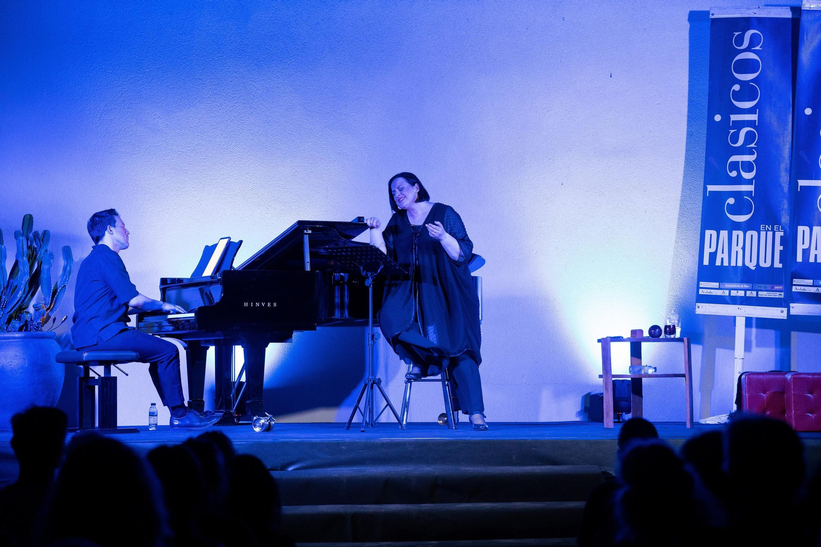 Andreu  Gallén y Marta Mathéu durante su actuación en el Patio de los Espartales.