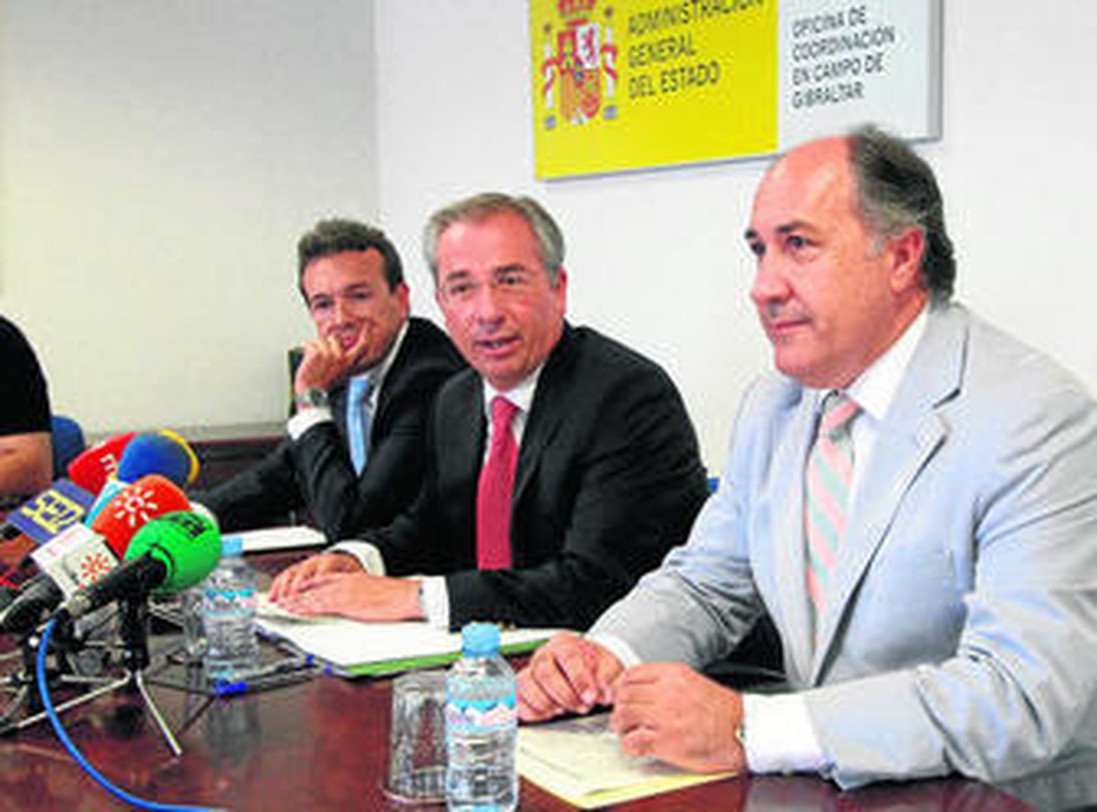 Javier de Torre -en el centro- junto a José Ignacio Landaluce y David Fernández, ayer, en la AGE.