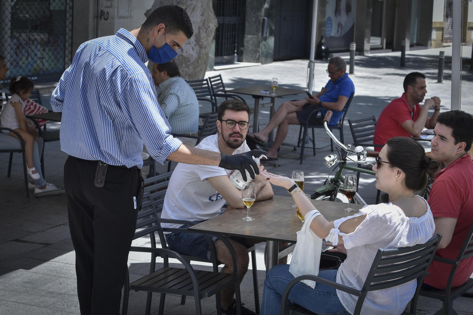 Desescalada en Sevilla: Reservas y esperas en los bares durante la fase 1