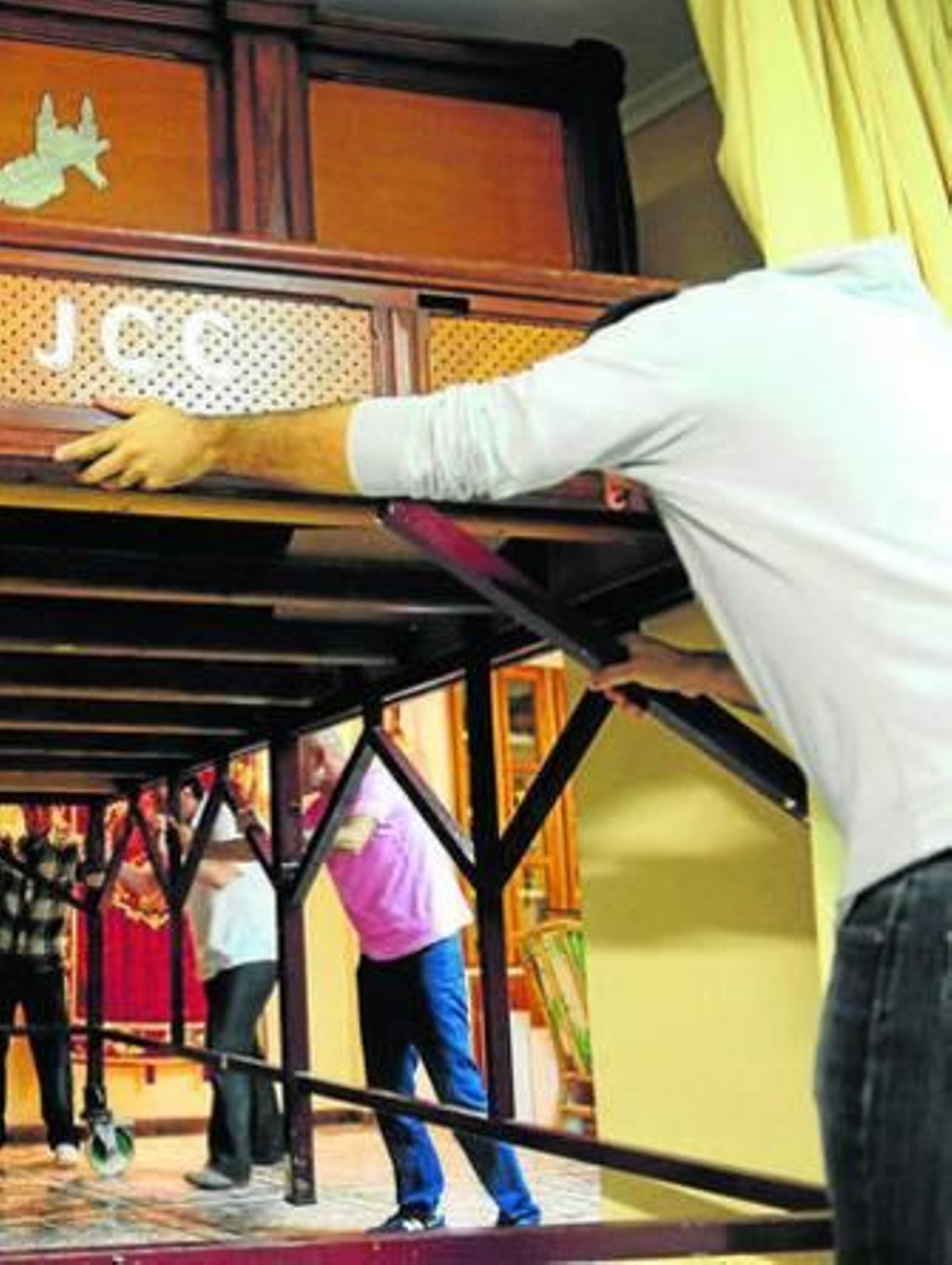 Socios de JCC, moviendo la parihuela de ensayos.