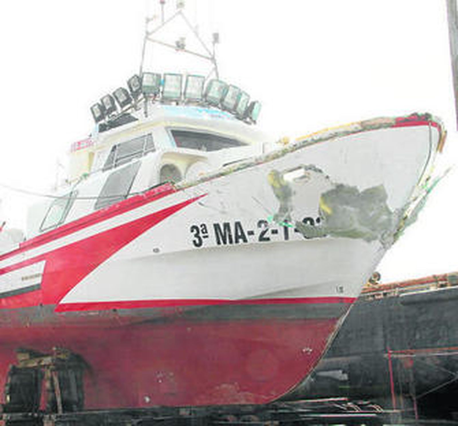 El pesquero 'Playa Yerbabuena' se encuentra ya en el varadero Rivera.
