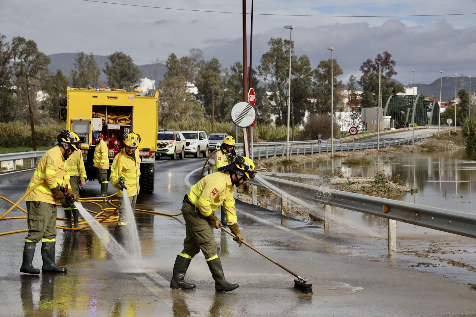 Personal del Grea limpiando una carretera en Cártama, Málaga, tras el paso de la borrasca Francis.