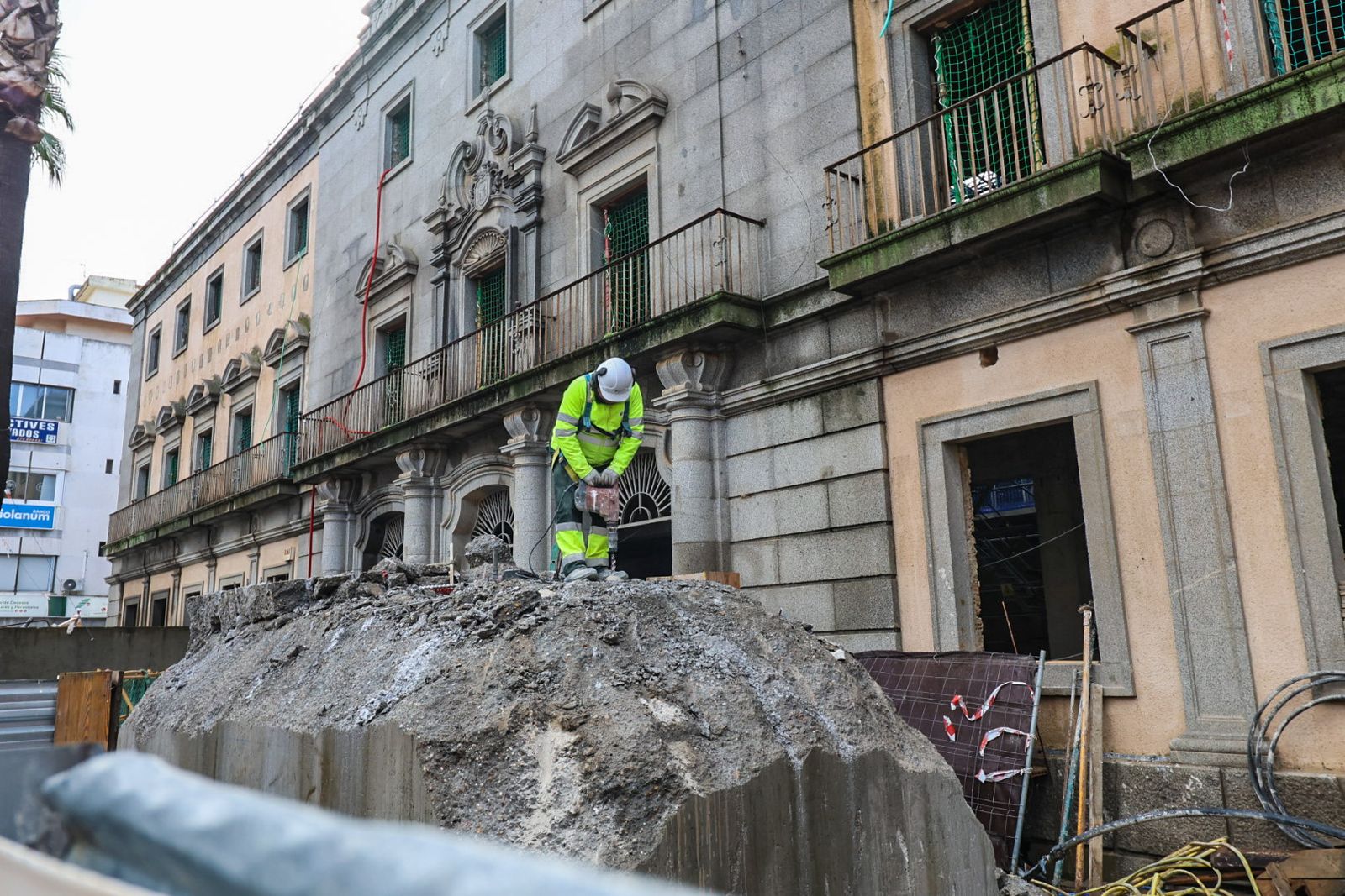 Fotos de la demolición de los bloques de hormigón situados alrededor del edificio de Hacienda