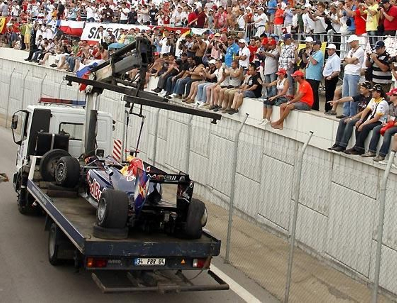 La grúa se lleva el monoplaza de Sebastian Vettel.

Foto: Reuters / Afp Photo / Efe