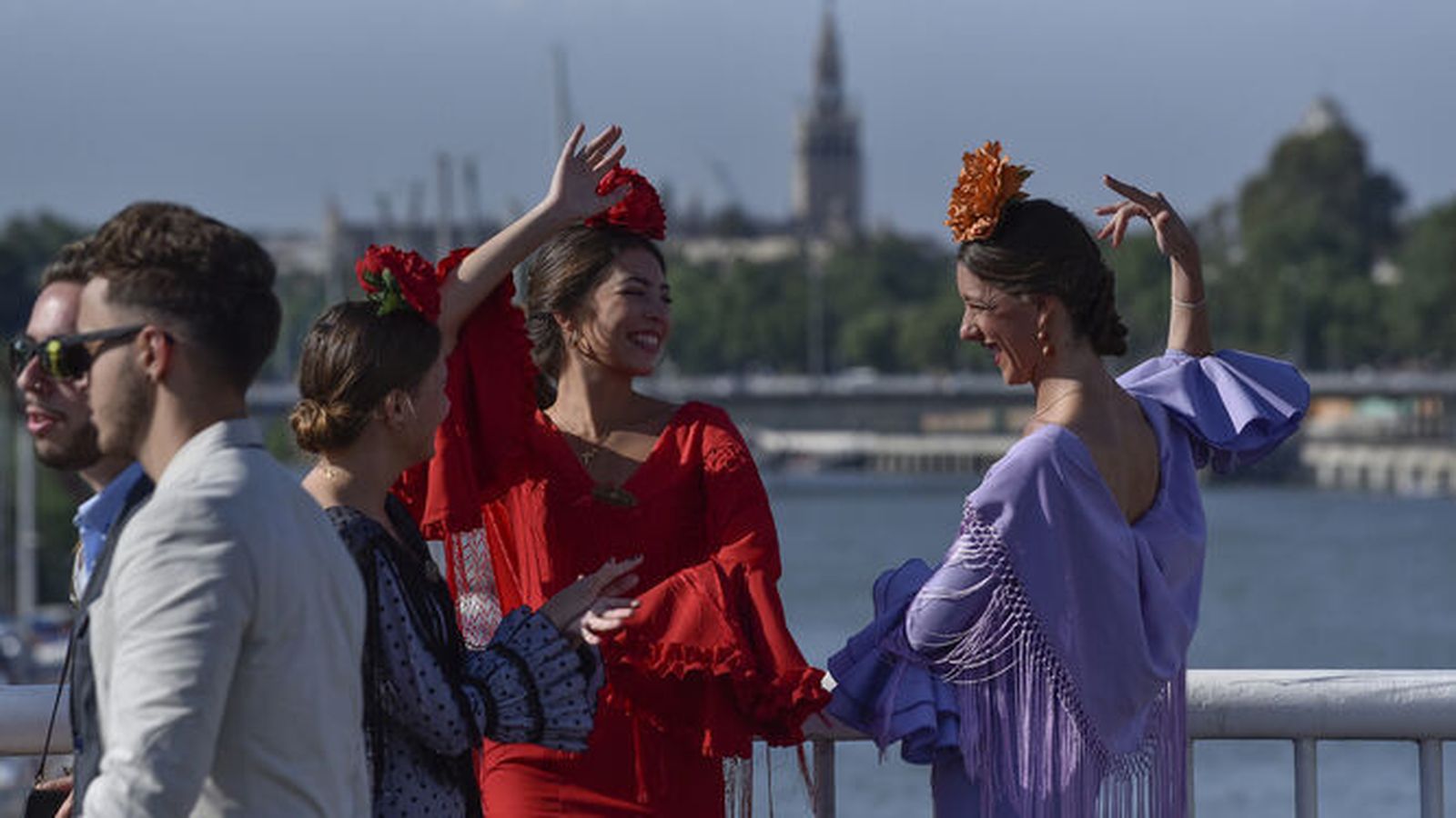 Dos flamencas bailan junto al Guadalquivir.