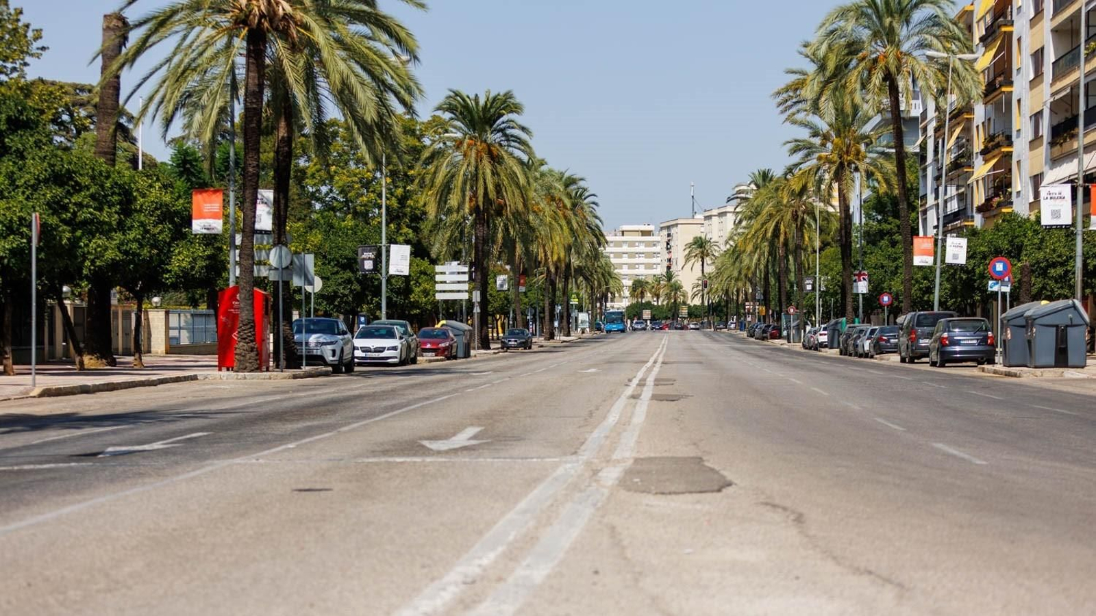 Las calles, como la avenida Alcalde Álvaro Domecq, se vacían en las horas centrales del día por el calor abrasador