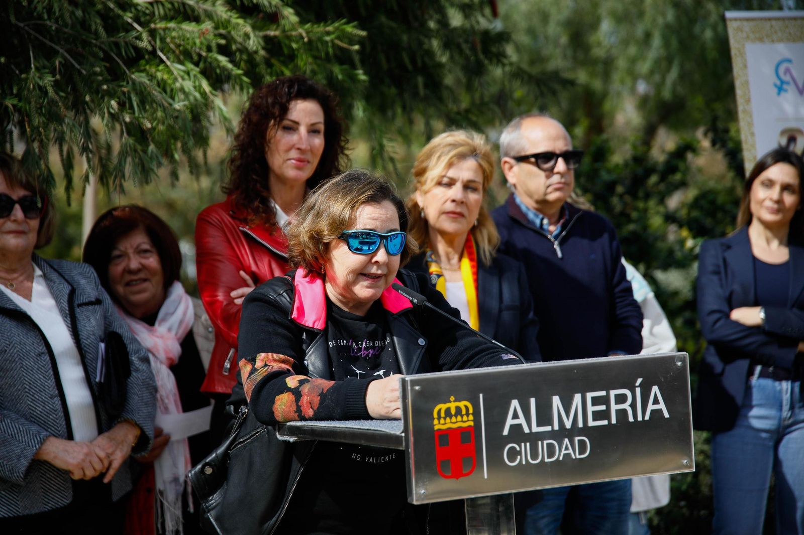 Las imágenes de la plantación de un olivo y el entierro de una cápsula del tiempo