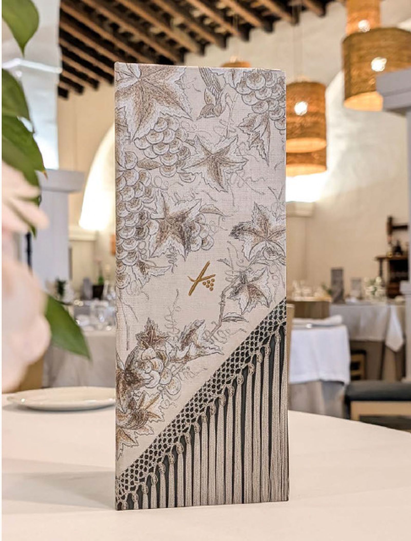 Diseño de Carta con Mantón de Manila